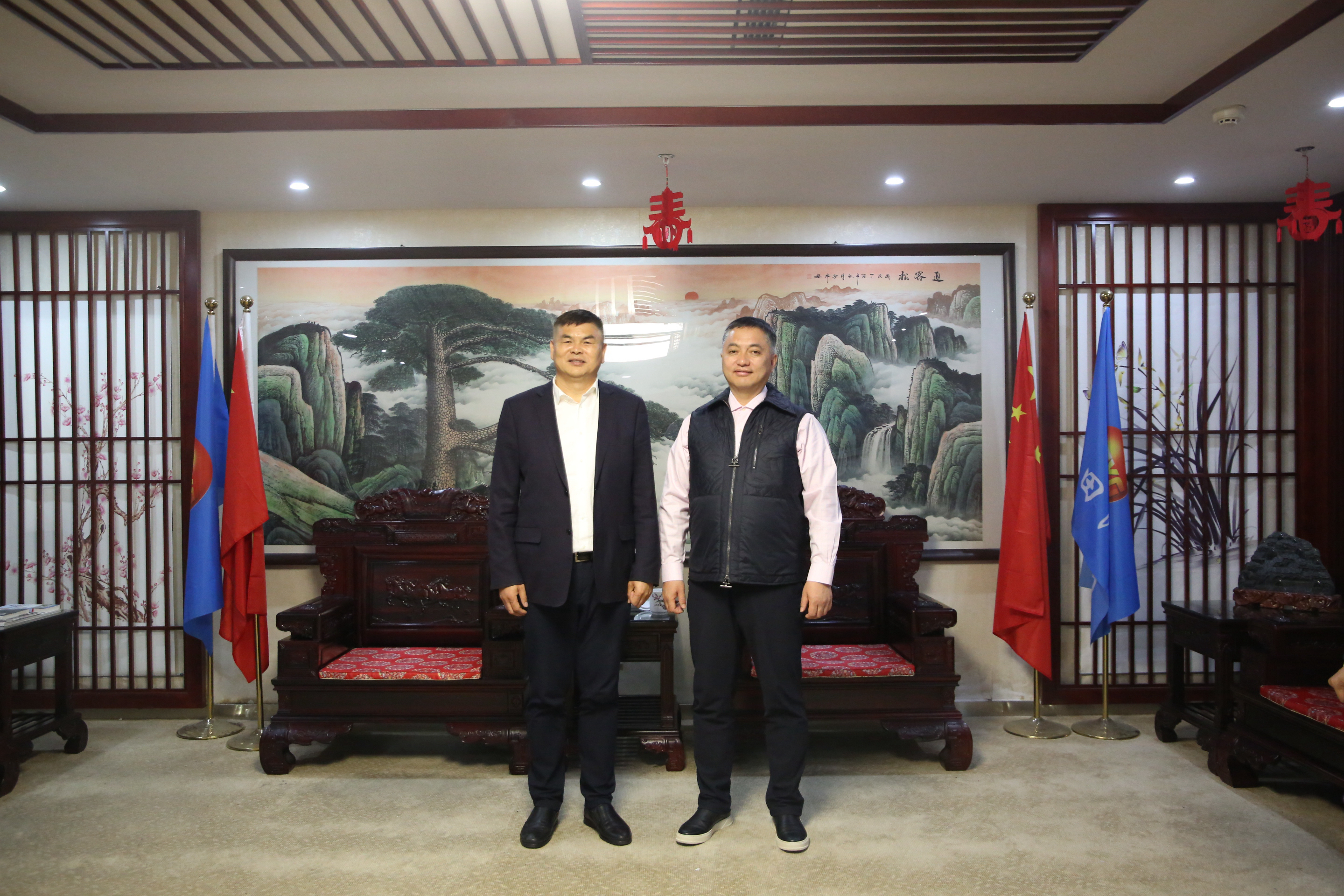 蒙古國(guó)蒙中經(jīng)貿(mào)文化促進(jìn)會(huì)會(huì)長(zhǎng)趙勒成一行蒞臨集團(tuán)杭州總部參觀考察