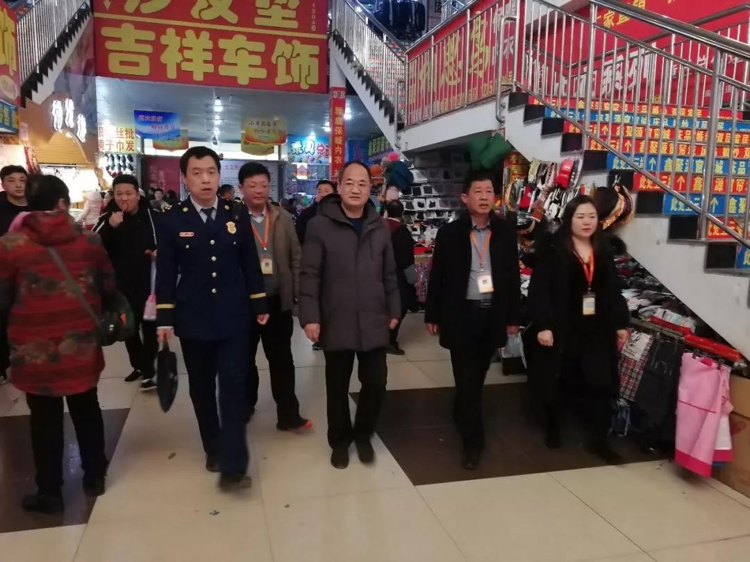 區(qū)應(yīng)急管理局、區(qū)商務(wù)服務(wù)中心、區(qū)消防救援大隊(duì)聯(lián)合對濟(jì)南市場進(jìn)行大檢查