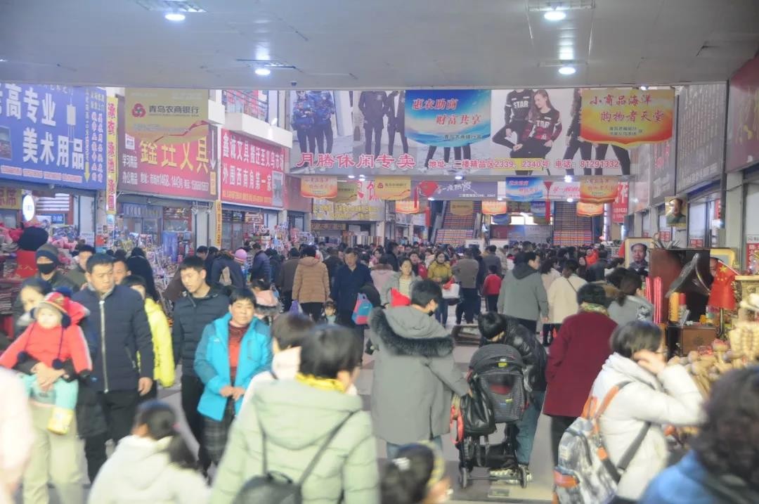 春節(jié)前奏：濟(jì)南義烏小商品批發(fā)市場內(nèi)外人氣爆滿，熱鬧非凡