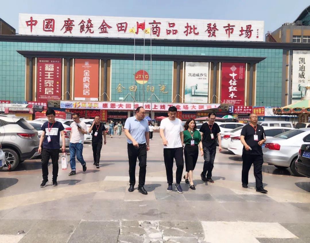 集團(tuán)董事局主席金位海檢查廣饒金田小商品批發(fā)市場節(jié)慶經(jīng)營情況