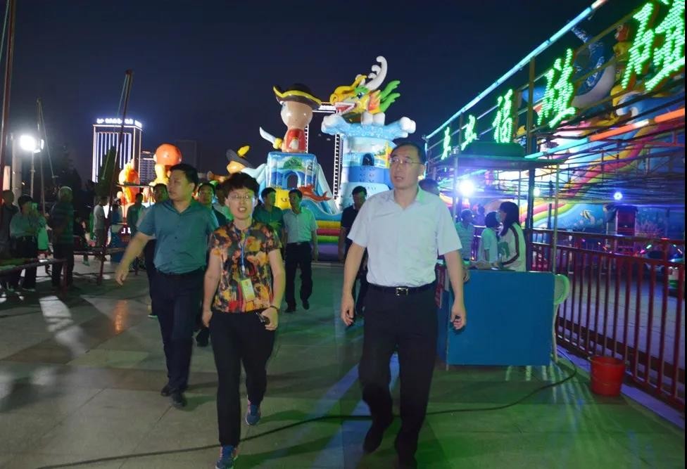 威海文登區(qū)委書(shū)記張宏璞到集團(tuán)文登市場(chǎng)檢查指導(dǎo)創(chuàng)城工作